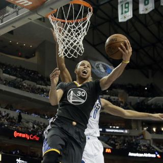 Warriors vencen 105-98 a Mavericks, es su 15ava victoria en fila