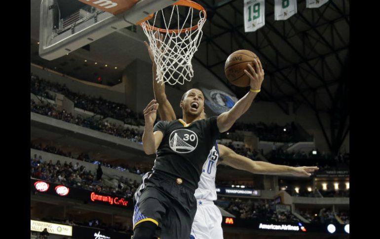 El guardia de los Warriors de Golden State, Stephen Curry (30), fue el mayor anotador del juego ante Dallas. AP / T. Gutiérrez