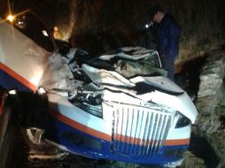 Los colores de la camioneta y una credencial identifican al conductor como trabajador de un medio televisivo. ESPECIAL /