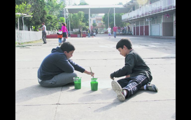 Lagos de Oriente. Alumnos de la escuela primaria Quetzalcóatl colaboran con trabajos de pintura. ESPECIAL  /