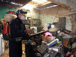 Para evitar la reproducción del mosquito transmisor del dengue recomiendan no acumular botellas, latas, vasijas, madera ni llantas. EL INFORMADOR / ARCHIVO