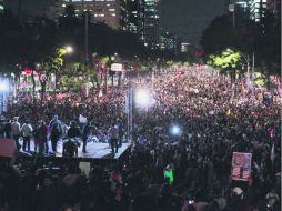 Manifestantes participan en una marcha en protesta por los 43 estudiantes desaparecidos en Ayotzinapa el pasado 26 de septiembre. EFE / ARCHIVO