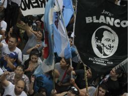 Banderas y símbolos peronistas lucieron en la concentración en la Plaza de Mayo. EFE / D. Fernández