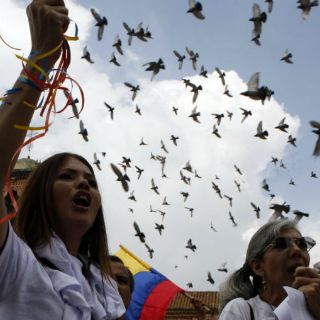 Colombianos marchan en repudio contra el diálogo de paz con las FARC
