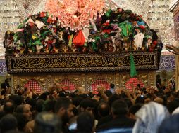 Fieles chiítas rezan en el santuario del imán Abbas de Arbaeen en la ciudad santa chiíta de Kerbala, a 80 kilómetros al sur de Bagdad. AP / H. Mizban