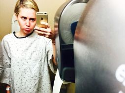 'La bata de hospital es tan hipster', escribe la cantante al publicar la foto de su estancia en el hospital. INSTAGRAM / @mileycyrus