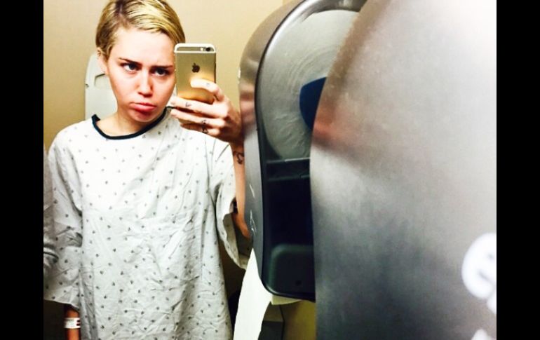 'La bata de hospital es tan hipster', escribe la cantante al publicar la foto de su estancia en el hospital. INSTAGRAM / @mileycyrus