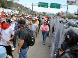 Los uniformados piden a los maestros que dejaran salir a compañeros que se encontraban en un hotel. NTX / ARCHIVO