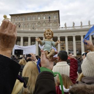 El Papa sorprende a niños en San Pedro
