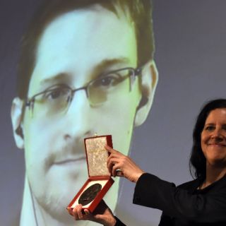 Dan a Snowden medalla Ossietsky de derechos humanos