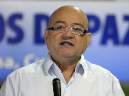 El guerrillero Carlos Antonio Lozada lee el documento en el marco de las negociaciones de paz con el gobierno de Colombia. EFE / E. Mastrascusa