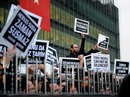 La policía realiza un operativo para detener a periodistas críticos con el régimen, lo que ha desatado protestas. AFP / O. Kose