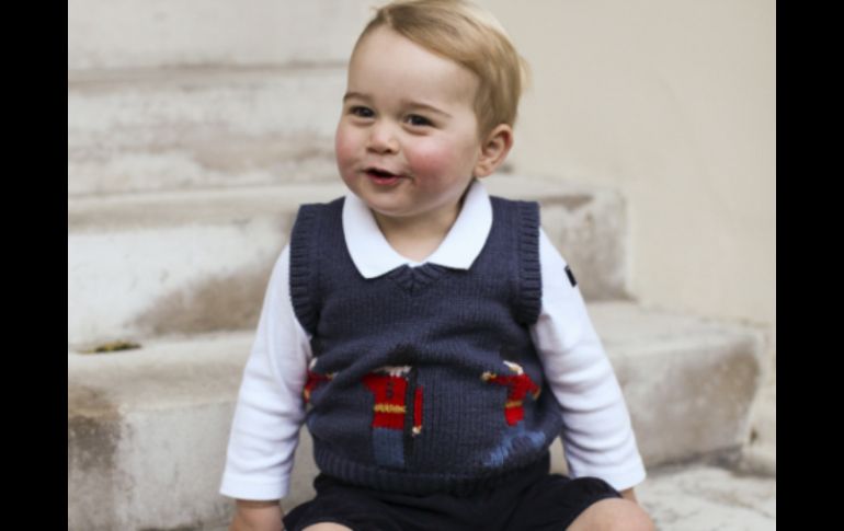 Su suéter tipo chaleco muestra varios guardias del batallón británico de Coldstream. AP /