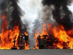 En menos de una hora personas encapuchadas han incendiado tres vehículos, los dos primeros a la orilla de la autopista del Sol. SUN / C. Blanquet