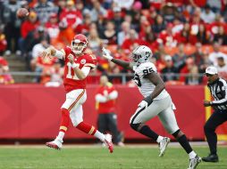 Alex Smith pasa para 297 yardas y dos anotaciones durante el partido. EFE / L. Smith