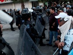 Esta mañana integrantes de la CETEG se enfrentaron con elementos de la Policía Federal. SUN / C. Blanquet