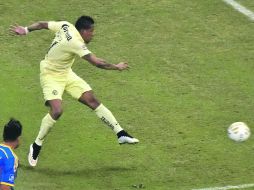 Fusila. El momento en que el ecuatoriano Michael Arroyo dispara para abrir el marcador de la Final. AFP /