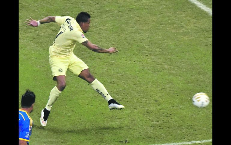 Fusila. El momento en que el ecuatoriano Michael Arroyo dispara para abrir el marcador de la Final. AFP /