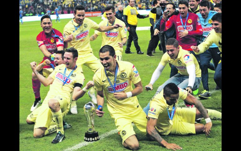 Layún como capitán (izq.), los jugadores del América celebraron con justicia el coronarse como el mejor equipo del Apertura 2014. EFE /  J. Méndez