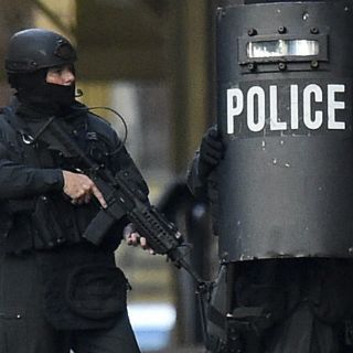Policía entra en café de Sídney donde hombre tiene rehenes