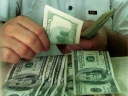 La unidad monetaria se oferta cinco centavos más comparado con el cierre de la jornada pasada. AP / ARCHIVO