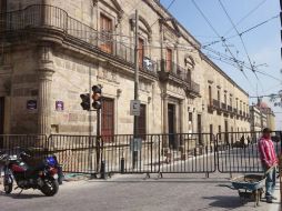 Con estas vallas impiden el paso de vehículos por las citadas calles. EL INFORMADOR / M. Morales