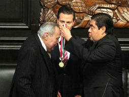 El senador del Partido de la Revolución Democrática reconoce la prolífica trayectoria de ''Laco''. SUN / L. Godínez