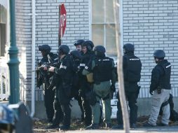 Policías con vehículos blindados y fusiles acuden a Pennsburg tras pasar varias horas en una casa en Souderton. AP / M. Rourke