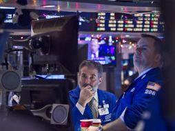 Los títulos bancarios, tecnológicos, industriales y de seguros, perdían 23.48 puntos (-0.51 por ciento). AP / B. Matthews