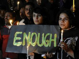 Periodistas de Pakistán rezan por los estudiantes asesinados en el ataque talibán contra un colegio. EFE / T. Mughal
