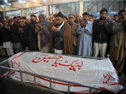 Dolientes pakistanís oran frente al ataúd de un estudiante muerto tras el ataque del grupo talibán a una escuela de Peshawar. AFP / H. Ahmed