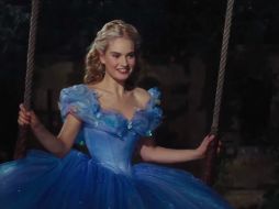 Lily James interpreta a Cenicienta, la protagonista de la historia. YOUTUBE / Walt Disney Studios LA