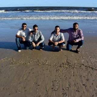 Refugiados de Guantánamo pasean en playa de Uruguay
