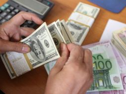 El tipo de cambio para solventar obligaciones en moneda extranjera pagaderas es de 14.7499 pesos. AFP / ARCHIVO