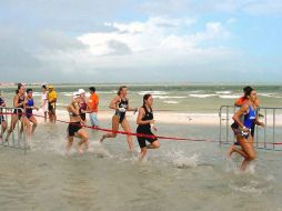 El triatlón es el único deporte olímpico en el que además de coronar a los Campeones Mundiales elite, también reparte otros títulos. NTX / ARCHIVO