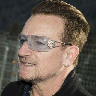 Tras accidente, Bono ya pasea por las calles
