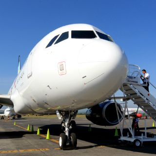 Avión aterriza de emergencia en Tokio; hay doce heridos