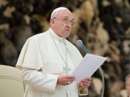 El Papa Francisco pasó su primer cumpleaños en el Vaticano con cuatro sintecho a los que invitó a almorzar. EFE /