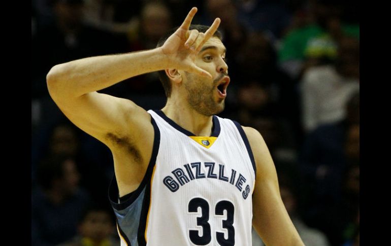 Marc Gasol de Grizzlies hace señas a sus compañeros ante Warriors en el FedExForum de Memphis, Tennessee. EFE / M. Brown
