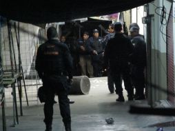 Policía tapatía y de Fiscalía llegó al sitio donde se ocultaban los involucrados. ESPECIAL /