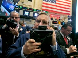 La jornada se marca de nerviosismo por el desplome de los precios mundiales del crudo. AP / R. Drew