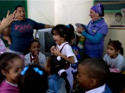 Estudiantes y maestros cubanos celebran el anuncio de la nueva etapa entre Cuba y Estados Unidos. AP / R. Espinosa