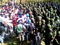 La imposición de media hora para responder a la solicitud molesta al militar a cargo y genera el rompimiento del diálogo. SUN / C. Rogel