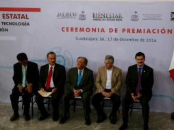 Tonatiuh Bravo y el titular de la SICYT en la entrega del Premio Estatal de Ciencia. TWITTER / @udg_oficial