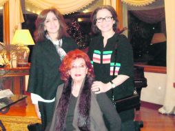 En familia. Carmelita Barone con sus hijas Lorena y Maggy. ESPECIAL / CORTESÍA C. Santana