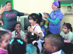 Una niña grita de emoción al escuchar el mensaje de Raúl Castro sobre al restablecimiento de las relaciones diplomáticas con EU. AP /