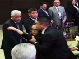 Érika Barrón fue escoltada hasta el estacionamiento y después la siguieron para cerciorarse de que no volviera. ESPECIAL  /