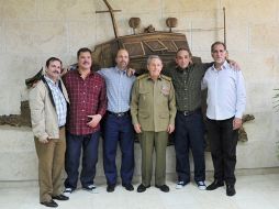 Raúl Castro recibe a los agentes cubanos que permanecían presos en EU tras su regreso a la isla caribeña. AFP /