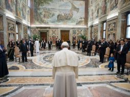 El Papa Francisco, en la Sala Clementina del Palacio Apostólico con los nuevos embajadores ante el Vaticano. AP /