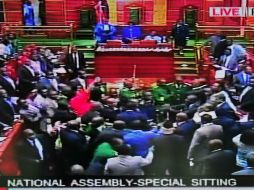 El voto empieza por la mañana pero tiene que ser suspendido dos veces por los enfrentamientos entre diputados. AFP /